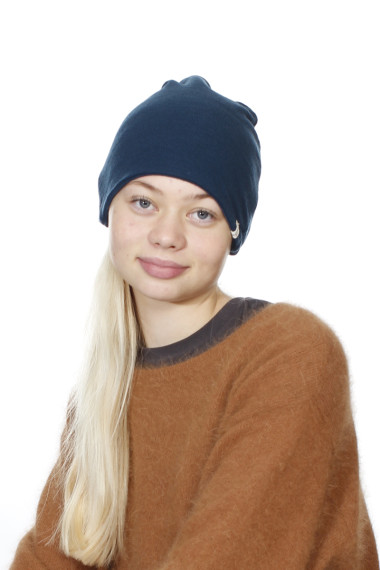 Tynd uldhue i petrol fra By Basics