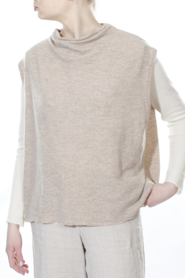 Vest i tynd merino uld fra ByBasic i sand farve