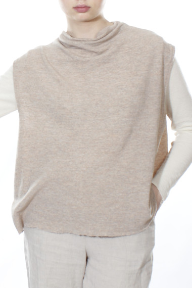 Vest i tynd merino uld fra ByBasic i sand farve