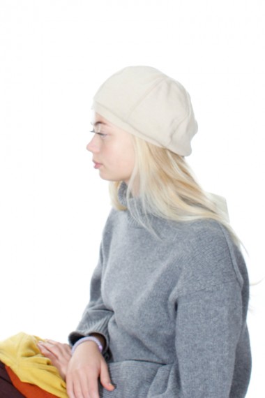 Berette i klassiske farver mandel farve