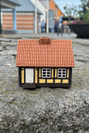 Lille gult bindingsværkshus i keramik