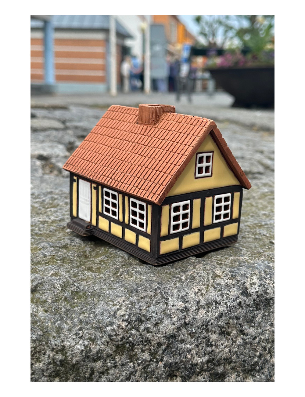 Lille gult bindingsværkshus i keramik