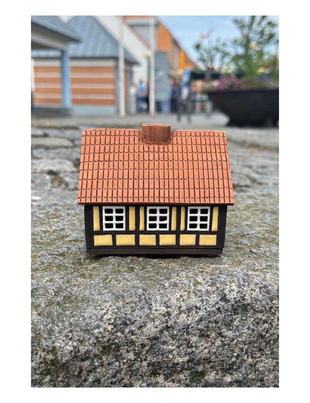 Lille gult bindingsværkshus i keramik