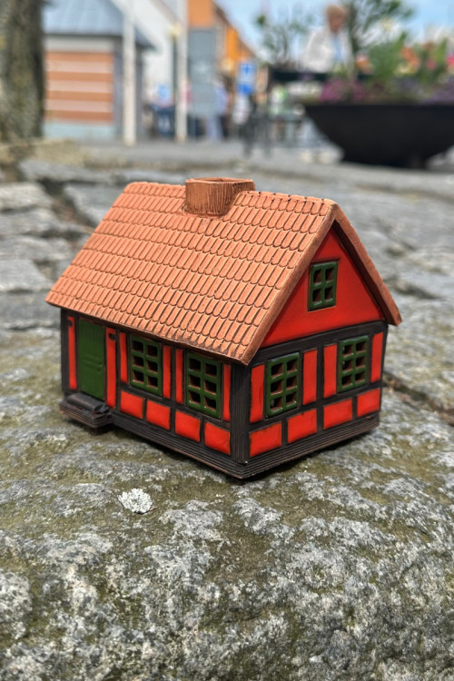 Lille rødt bindingsværkshus i keramik