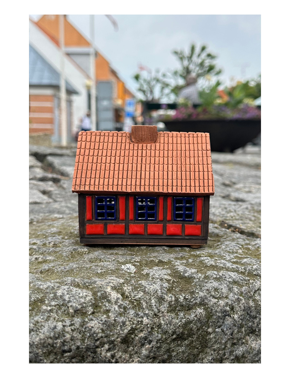 Lille rødt bindingsværkshus i keramik