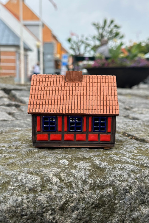 Lille rødt bindingsværkshus i keramik