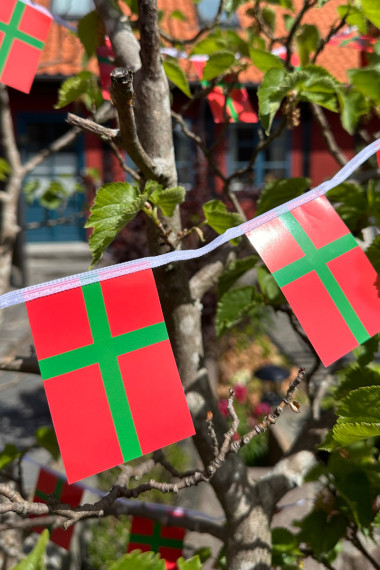 Guirlande med bornholmske flag