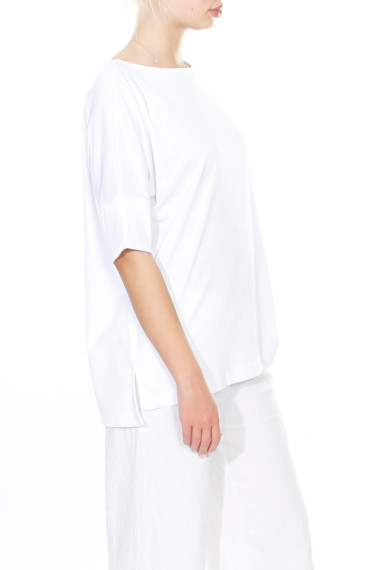 Rummelig T-shirt bluse i hvid fra By Basics