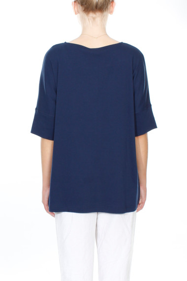 Rummelig T-shirt bluse i navy fra By Basics