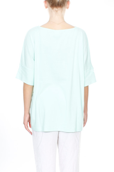 Rummelig T-shirt bluse i pastel grøn fra By Basics