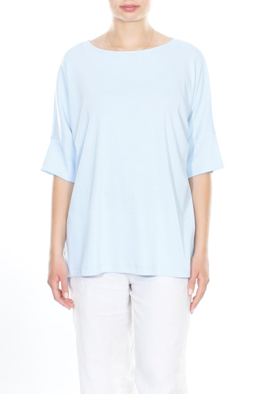 Rummelig T-shirt bluse i lyse blå fra By Basics