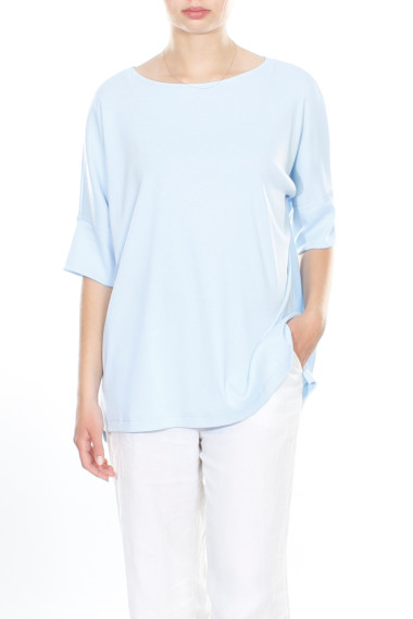 Rummelig T-shirt bluse i lyse blå fra By Basics