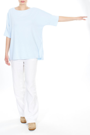 Rummelig T-shirt bluse i lyse blå fra By Basics