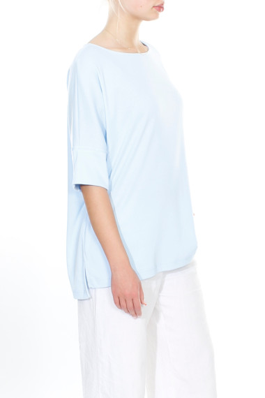 Rummelig T-shirt bluse i lyse blå fra By Basics