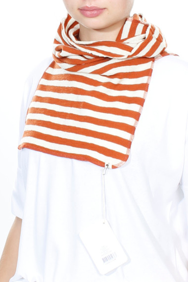 Halsedisse i merino uld fra By Basics med orange striber