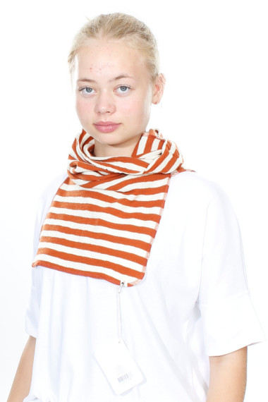 Halsedisse i merino uld fra By Basics med orange striber