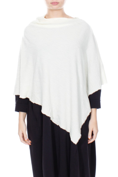 Merinould poncho fra By Basics i rå hvid
