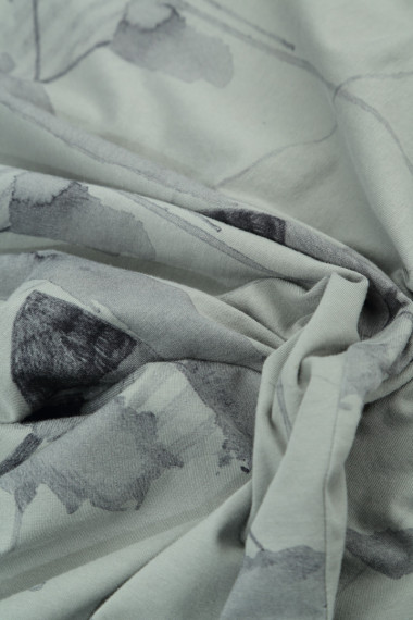 Grå kjole i silke blanding med lag fra Grizas i gråt splash print