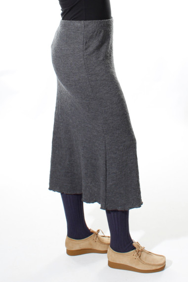 Nederdel med en lille trumpet-facon i bobble-uld fra By Basics i antracit melange