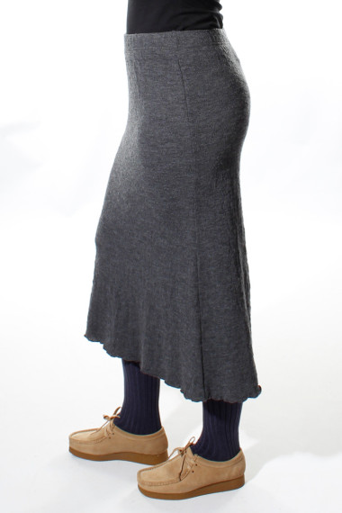 Nederdel med en lille trumpet-facon i bobble-uld fra By Basics i antracit melange