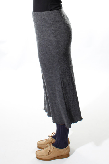 Nederdel med en lille trumpet-facon i bobble-uld fra By Basics i antracit melange