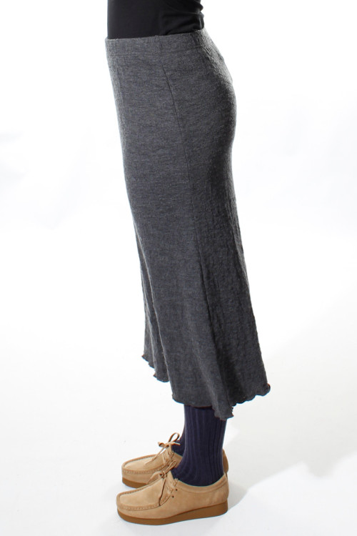 Nederdel med en lille trumpet-facon i bobble-uld