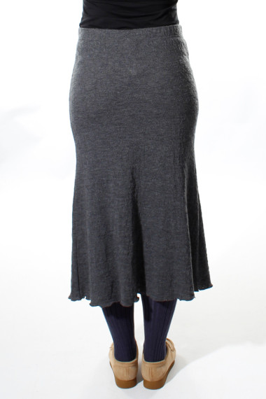 Nederdel med en lille trumpet-facon i bobble-uld fra By Basics i antracit melange