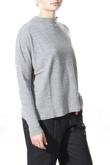 Rummelig merino uld bluse med rund hals i stålgrå fra By Basics