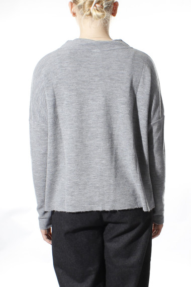 Rummelig merino uld bluse med rund hals i stålgrå fra By Basics