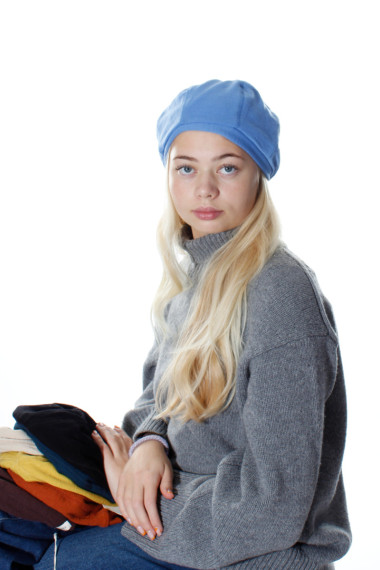 Merino uld hue fra By Basics i kornblomst blå