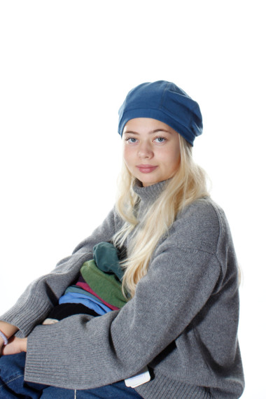 Merino uld hue fra By Basics i denim blå