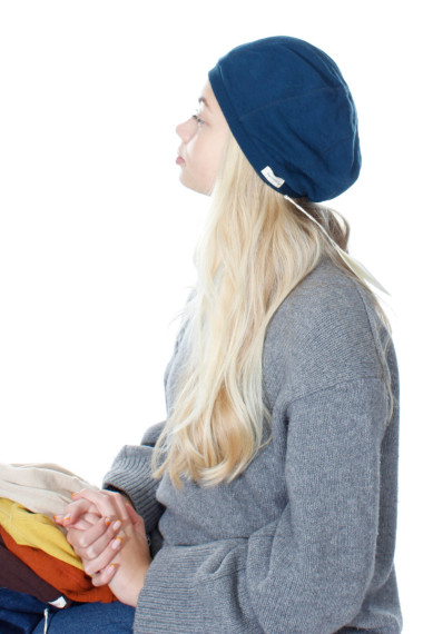 Merino uld hue fra By Basics i petrol blå