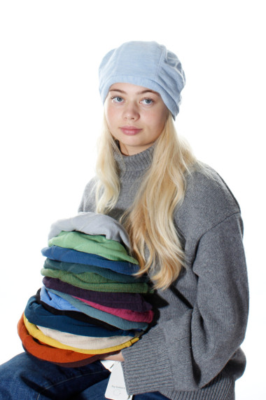 Merino uld hue fra By Basics i lyse blå