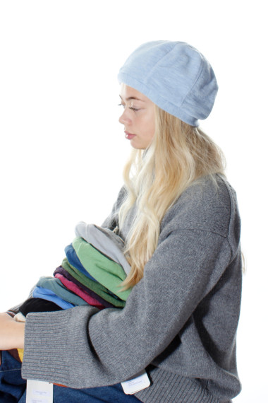 Merino uld hue fra By Basics i lyse blå