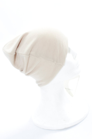 Tynd merino uld hue i mandel hvid fra By Basics