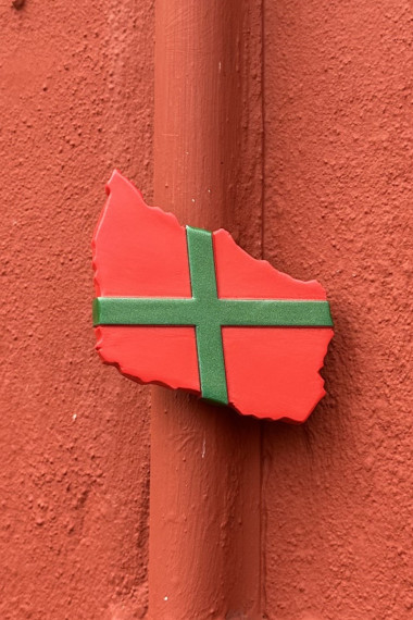 Bornholms magnet af flaget i form af øens silhuet fra Bornamenter