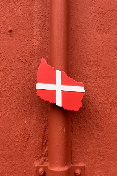 Magnet af Dannebrog flaget formet som Bornholm fra Bornamenter