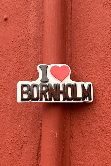 Magnet med "I love Bornholm" med hvid baggrund fra Bornamenter